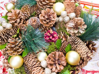 Noel çelenk koniler ve köknar şube ve boncuk. Güzel parlak Noel arka plan kart.