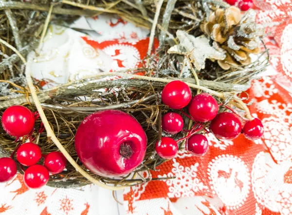 Vánoční Věnec Šišek Jedle Větví Dekorativní Plody Krásné Světlé Pozadí — Stock fotografie