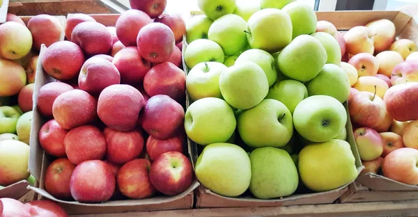 カウンター上のボックスで赤と緑のリンゴ 市場でりんごを販売 — ストック写真