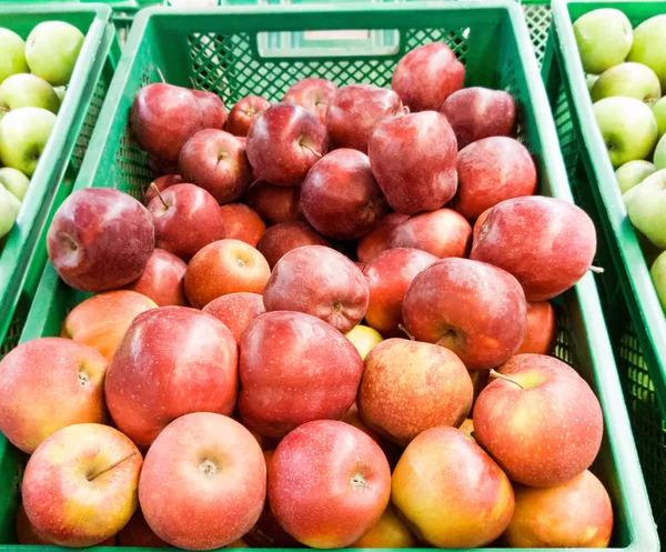 Rote Und Grüne Äpfel Einer Schachtel Auf Dem Tresen Verkauf — Stockfoto