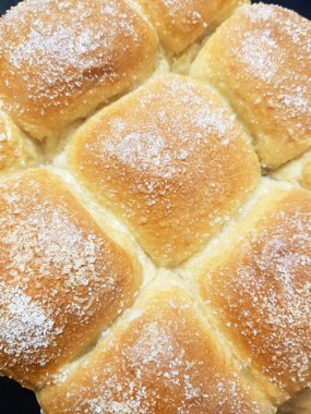 Susam bir fırın tepsisine, ev yapımı hamur işleri ile iştah açıcı kırmızı buns. Buğday ekmeği susam ile fırından yeni çıkmış.