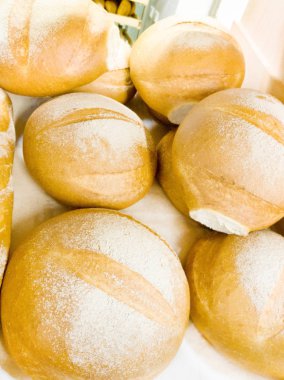 Mağaza rafındaki taze gevrek yuvarlak ekmek. Gıda arka plan.