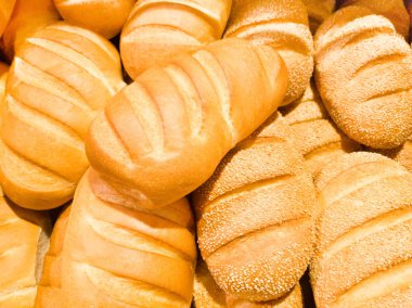 Mağaza rafındaki taze gevrek ekmek. Gıda arka plan.