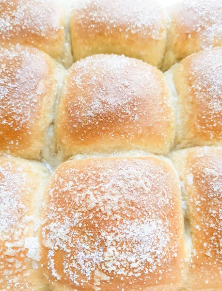 ขนมป งหยาบก บเมล ดงาบนแผ นอบขนมอบท าเอง ขนมป าวสาล อบสดพร อมเมล — ภาพถ่ายสต็อก