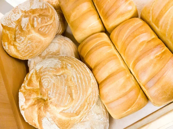 ขนมป งกรอบและขนมป งกลมสดบนช นวางในร ประว อาหาร — ภาพถ่ายสต็อก