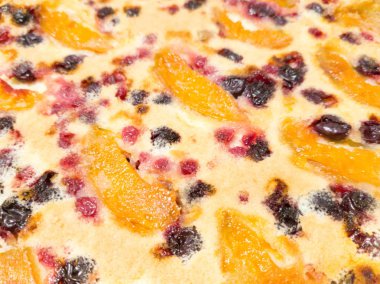 Taze pişirme kek taze kızılcık, ahududu, elma ve kayısı üstüne