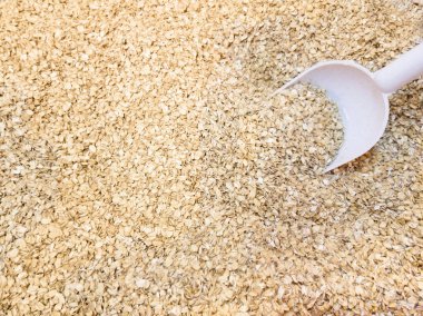 çiğ yulaf tahıl deposuna tezgahın üstünde. kabuğu çıkarılmış tane mağaza satın alma