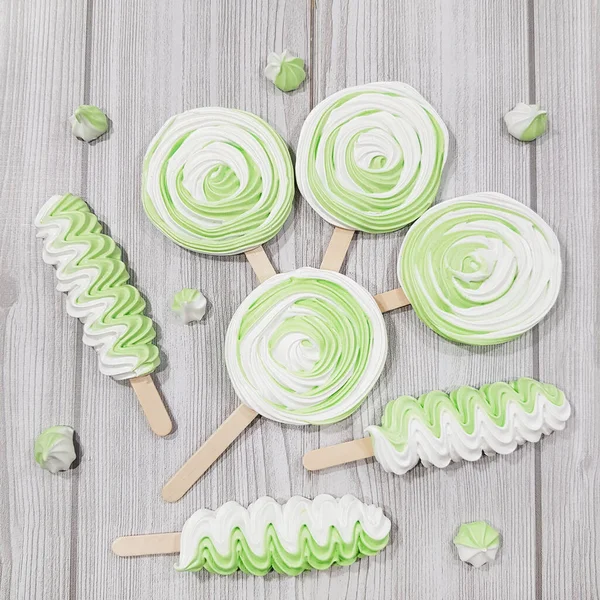 Kleurrijke Meringue Lolly Een Grijze Achtergrond — Stockfoto