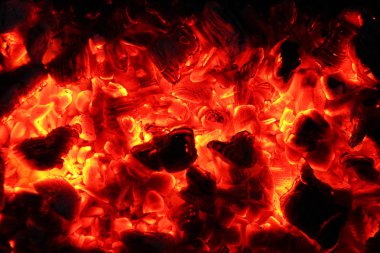 Karanlık gece yangında kül. Kamp ateşi kömürlerin karanlıkta yakmak. Fırlatma lav