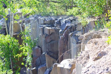 Doğadaki bazalt sütunlar kaya gibi. Güzel taş manzarası