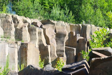 Bazalt sütunları manzara kaya doğada kazık. Güzel taş manzara