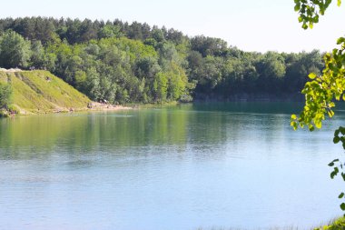 Güzel bir göle vahşi kumsalda. Güzel güneşli manzara