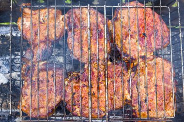 Et fry ızgara yanıyor. Barbekü yemek taze yemek lezzetli domuz eti biftek