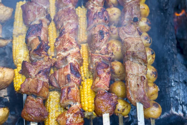 Barbecue cuire les pommes de terre de maïs viande — Photo