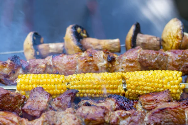 Maisfleisch Grill Koch — Stockfoto