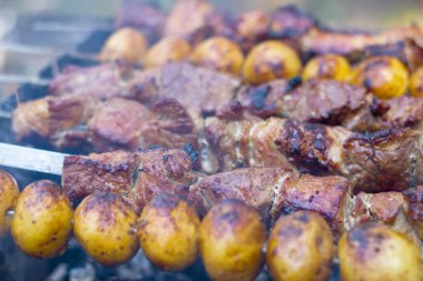patates ve Kebap Barbekü cook