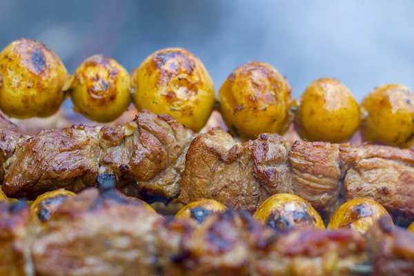 Viande et pommes de terre barbecue cuisinier — Photo
