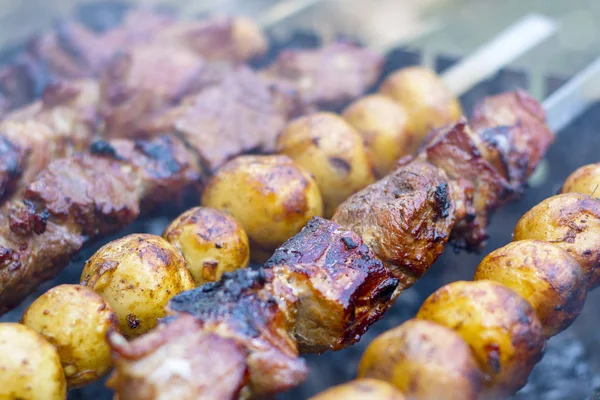 Patate e carne barbecue cuoco — Foto Stock