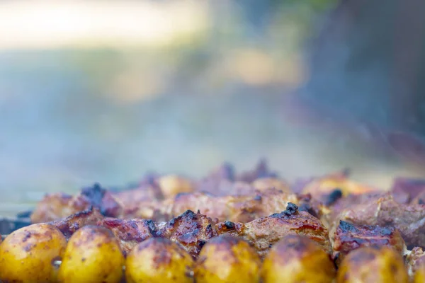 Pommes de terre et viande barbecue cuisson — Photo