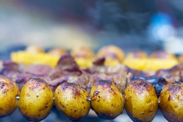 Patatas barbacoa cocinero —  Fotos de Stock