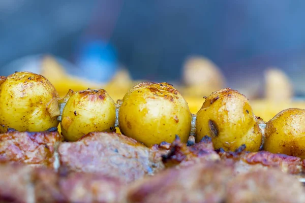 Kartoffeln kochen auf Fleischgrill — Stockfoto