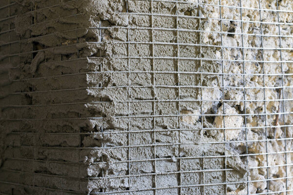 Угол армирования с металлической сеткой. Старый ремонт стен. Архитектурная решётка
