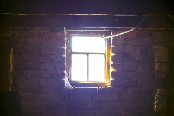 Sonnenlicht Außen Altes Holzfenster Dunkelheit Innen — Stockfoto