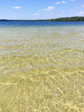 Yaz gölü suyu ve ufukta gökyüzü. Güzel yaz duvar kağıdı arkaplanı