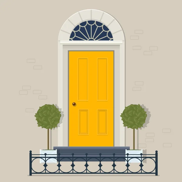 Puerta delantera amarilla con plantas en macetas y cerca de hierro fundido — Vector de stock