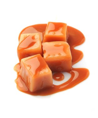 Karamel şekerler ve karamel beyaz bir backgrou izole tepesi