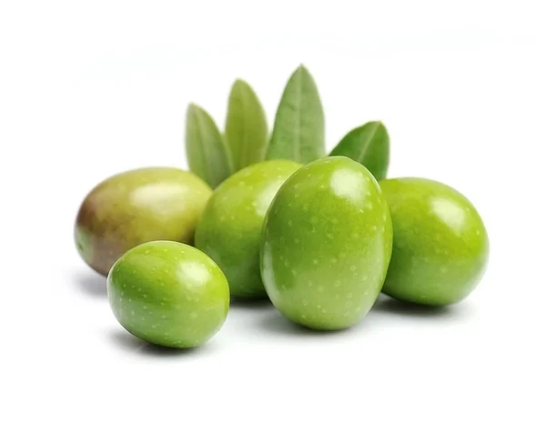 Süße Oliven mit Blättern auf weißem Hintergrund. — Stockfoto