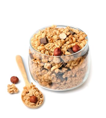 Ev yapımı müsli beyaz arka planda izole edilmiş. Sağlıklı kahvaltı. Spor yemeği..