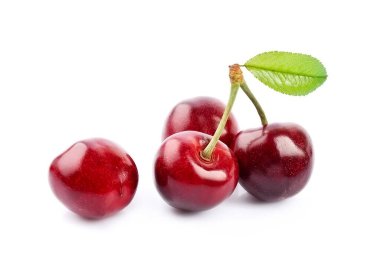 Beyaz arka planda yaprak ile olgun kiraz.