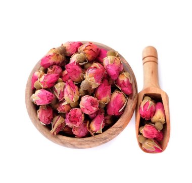 Kurumuş kırmızı gül beyaz arka planda izole edilmiş. Çiçek çayı..