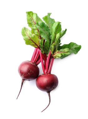 Beyaz arka planda taze pancar kökü.