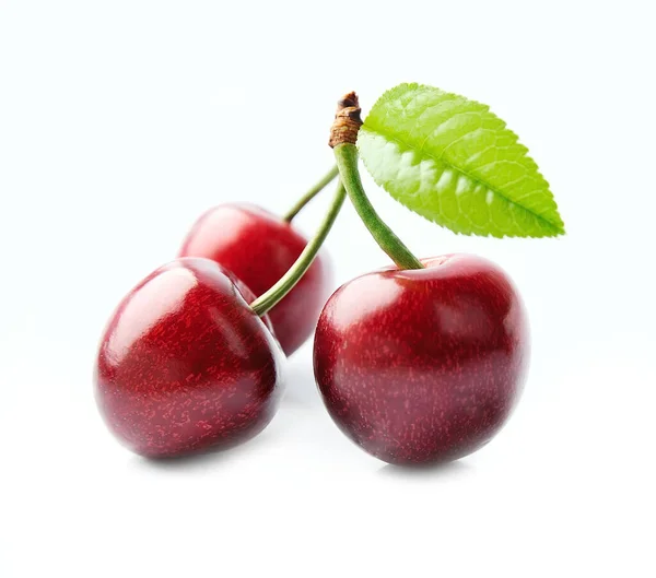 Zralé Třešňové Ovoce Listy Izolované Bílém Pozadí — Stock fotografie
