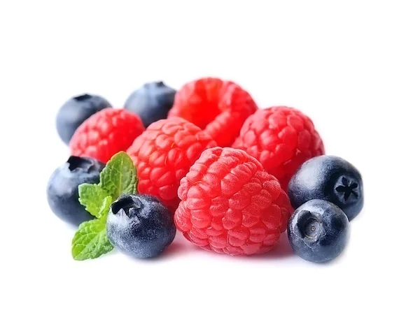 混合的浆果与新鲜薄荷分离的白色背景 覆盆子 薄荷蓝莓 — 图库照片