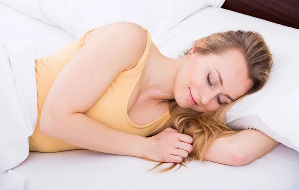 Dormire in biancheria intima — Foto Stock