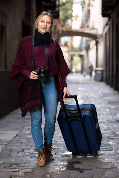 Vrouw lopen kijken nieuwsgierig in de stad — Stockfoto