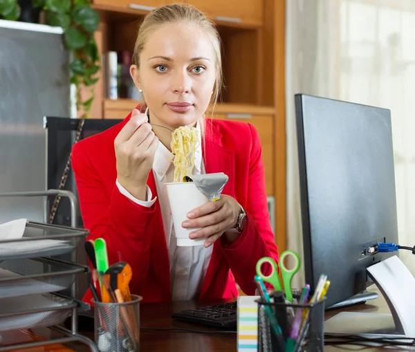 Trabajador que tiene fideos de cocción rápida — Foto de Stock