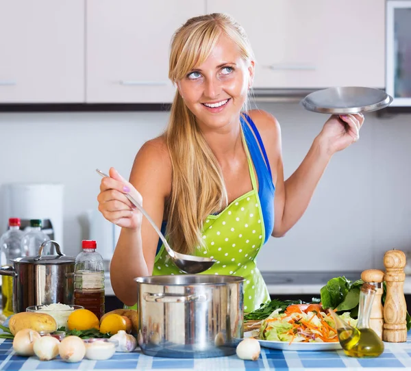 Fiatal nő főzés a zöldségek — Stock Fotó