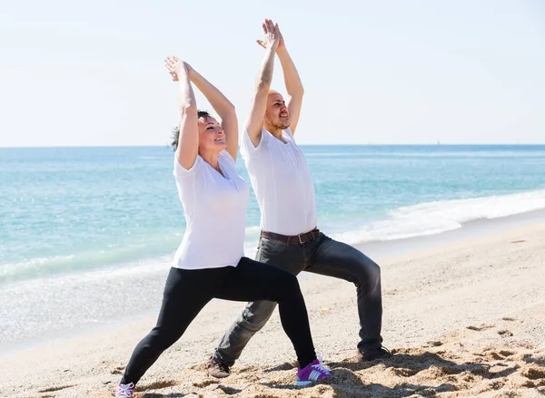 The couple training together by the sea — Stockfoto