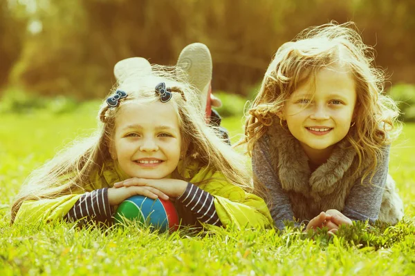 Portré két aranyos lány labdával — Stock Fotó