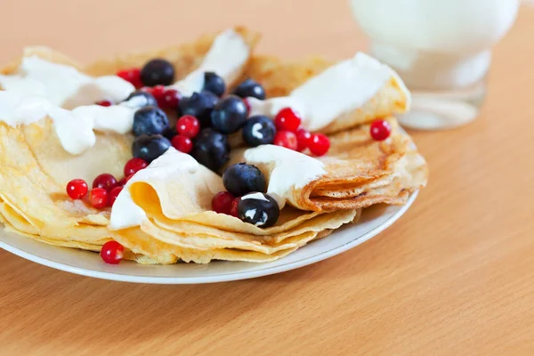 Pancakes with berries  and cream — Stock Photo, Image