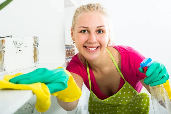 집에서 표면을 청소하는 금발 소녀 — 스톡 사진