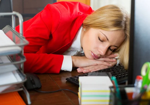 Businesswoman sleeping at office — Stock Photo, Image