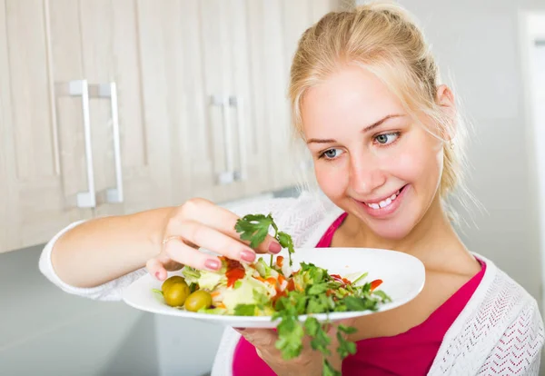 Girl at kitchen preparing salad — Stock Photo, Image