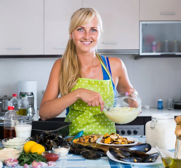 Woman preparing tigres espanol with mussels indoors — Stock Photo, Image