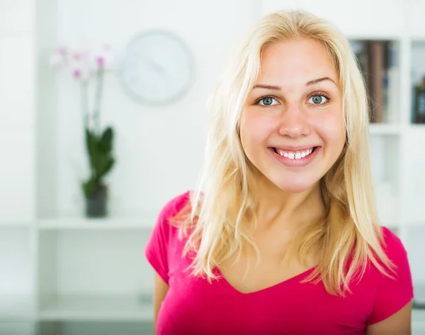 Portret van vrolijk blond meisje — Stockfoto