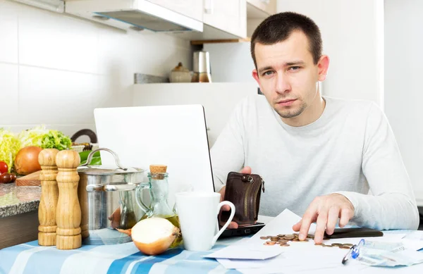 Benadrukt man met Laptop — Stockfoto